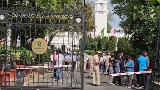 दिल्ली विधानसभा की सुरक्षा में बड़ी चूक, गेट तोड़कर अंदर घुसी अज्ञात कार