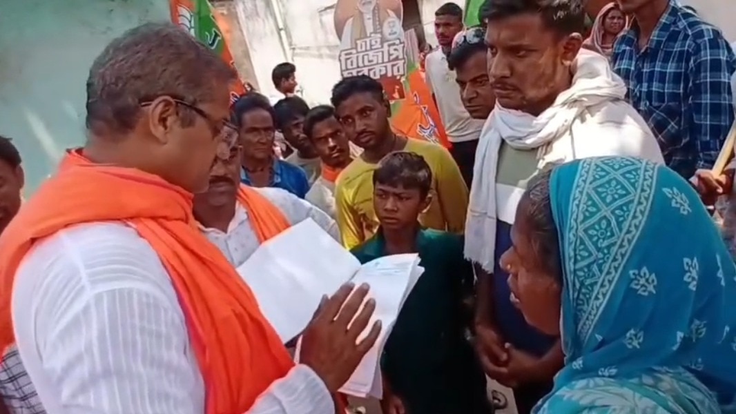 प्रचार के दौरान मरीजों की जांच करते बीजेपी प्रत्याशी डॉ. बिजन मुखर्जी (Photo: Anil Giri/ITG)