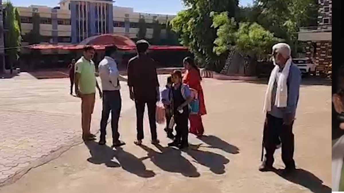 मिशनरी स्कूल में मधुमक्खियों का हमला (Photo: Screengrab)