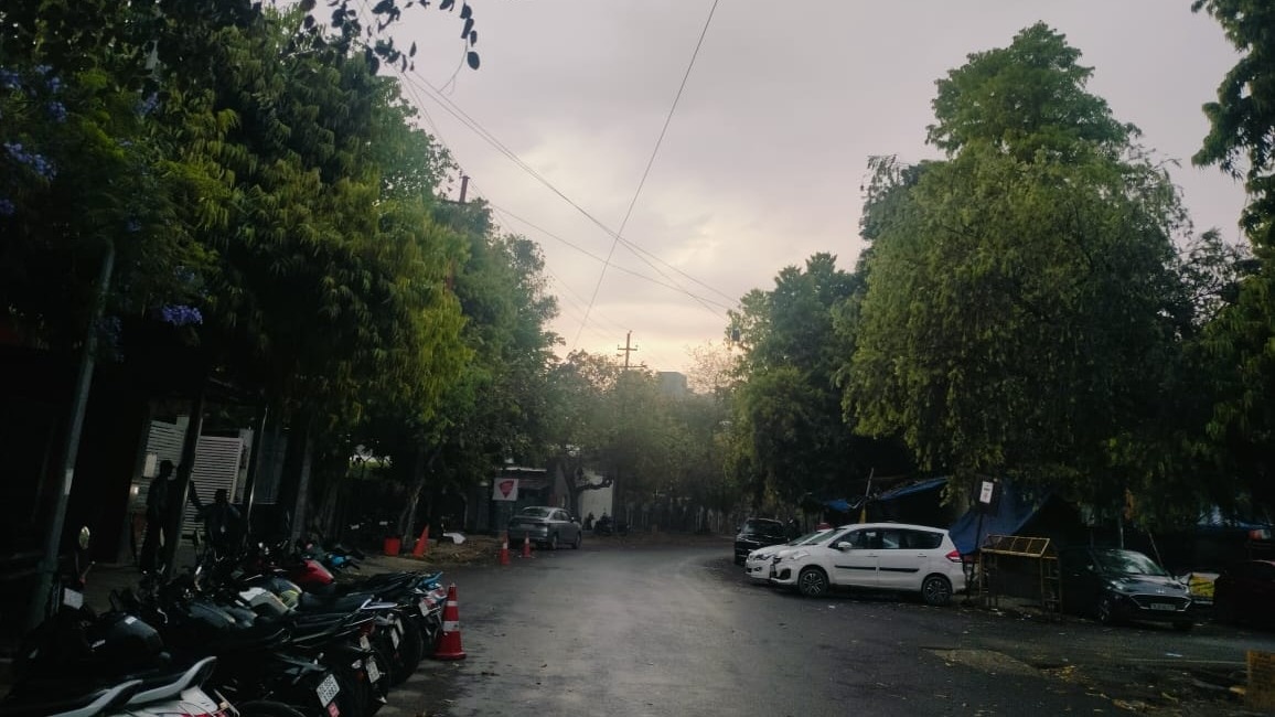 दिल्ली-NCR में बदला मौसम का मिजाज, कई इलाकों में तेज हवाओं के साथ बारिश