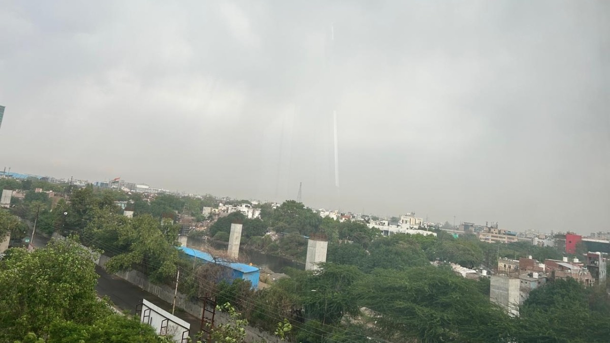 नोएडा के कई इलाकों में बारिश. (photo: Kishor Joshi)