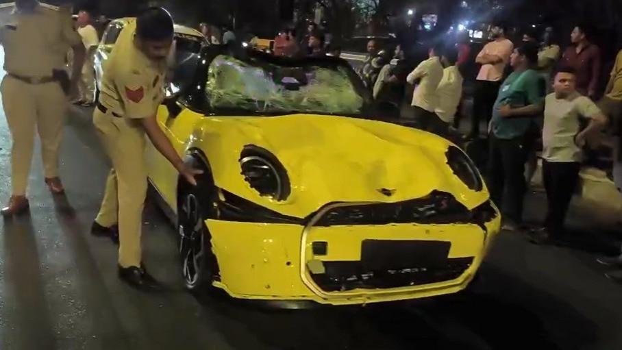 हादसे के बाद छतिग्रस्त कार. (Photo: Ritesh Desai/ITG)