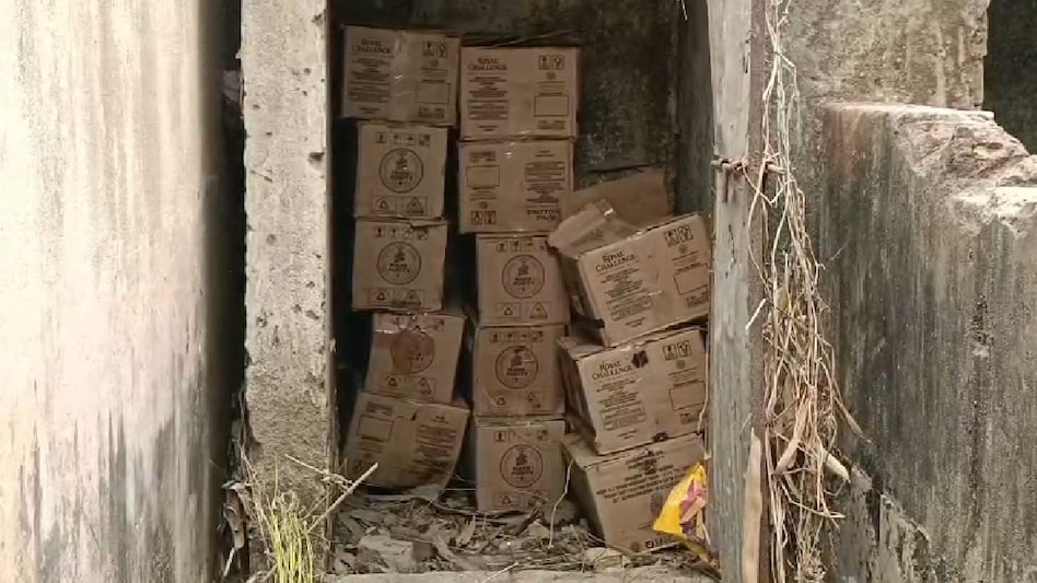 बिहार: स्कूल से शराब के नशे में टून्न होकर घर पहुंचा चौथी कक्षा का छात्र, बाथरूम में छिपा कर रखी थी शराब की बोतलें 2 बिहार: स्कूल से शराब के नशे में टून्न होकर घर पहुंचा चौथी कक्षा का छात्र