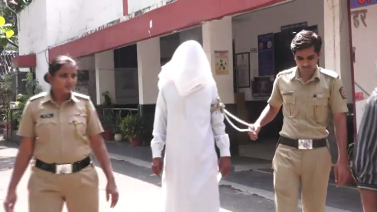 पुलिस गिरफ्त में आरोपी ढोंगी बाबा. (Photo: Screengrab)