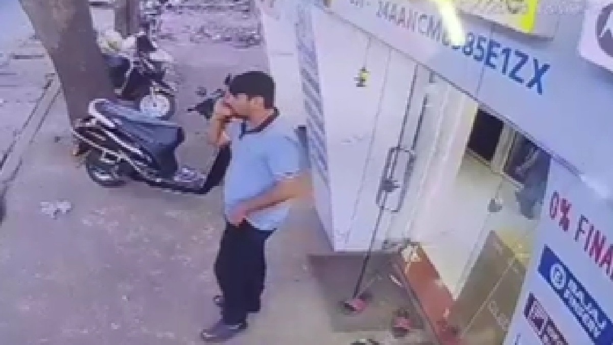 खड़े- खड़े 'जमीन में समा गया' शख्स (Photo:itg)