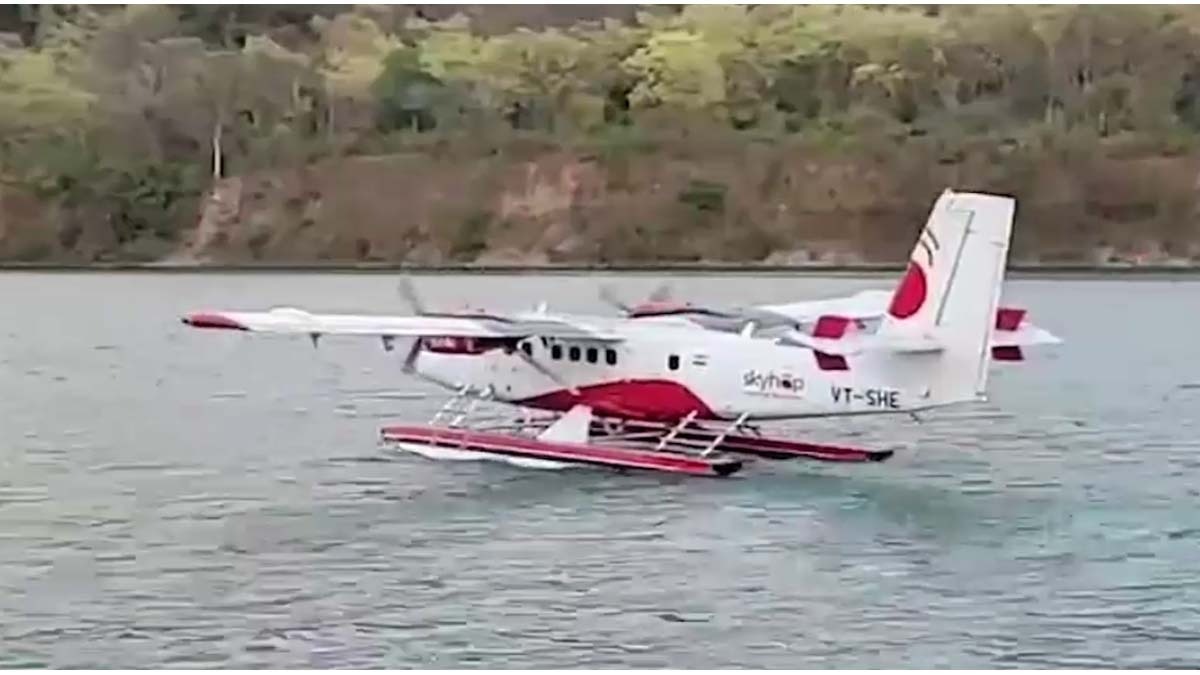सी-प्लेन ऐसी सेवा है जो पानी पर उतर और उड़ सकती है