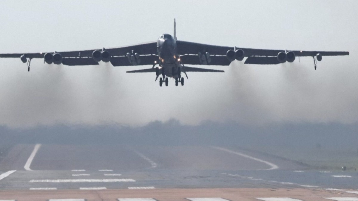 B-52 स्ट्रैटोफोर्ट्रेस बमवर्षक विमान RAF फेयरफोर्ड एयरबेस से उड़ा (Photo: Reuters) 