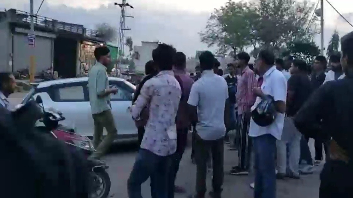 दबंगों ने देवर-भाभी को बुरी तरह पीटा. (Photo: Screengrab)