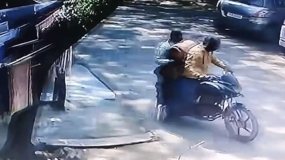 बिना नंबर प्लेट वाली बाइक से पहुंचे थे आरोपी. (Photo: Screengrab) 