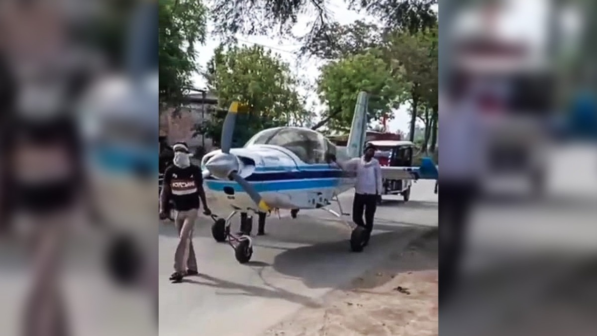 अमेठी की सड़क पर प्लेन को धक्का देकर ले जाते हुए देखा गया (Photo: ITG)