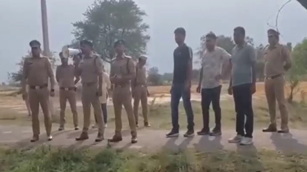 VIDEO: साइबर ठगों के खिलाफ पुलिस का एक्शन, फिल्मी स्टाइल में पूरे गांव को घेरकर पकड़ा