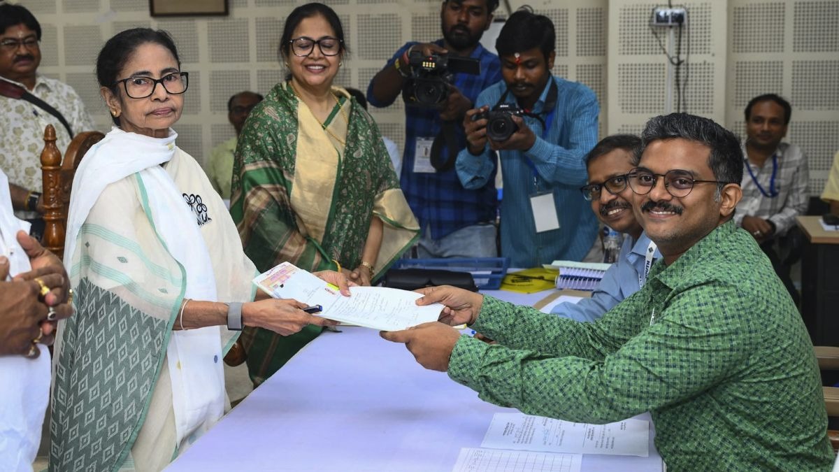 भवानीपुर विधानसभा क्षेत्र से ममता बनर्जी ने अपना नामांकन दाखिल कर दिया है. (Photo: PTI)