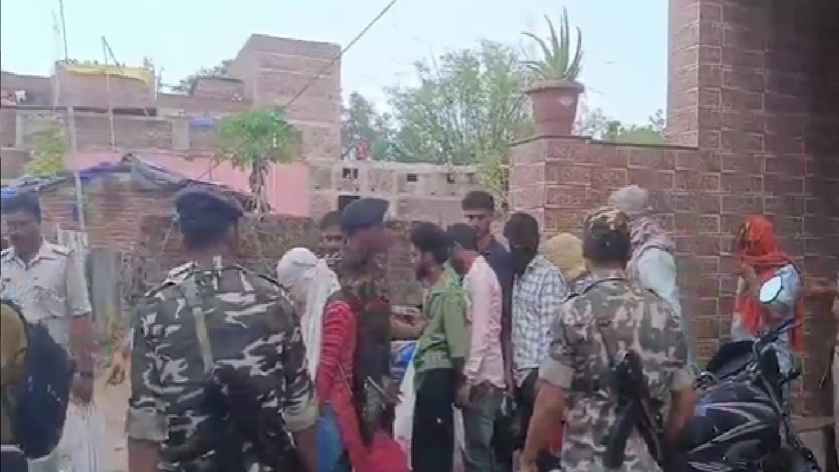 सड़क पर ही कराई गई कपल्स की शादी (Photo: itg)