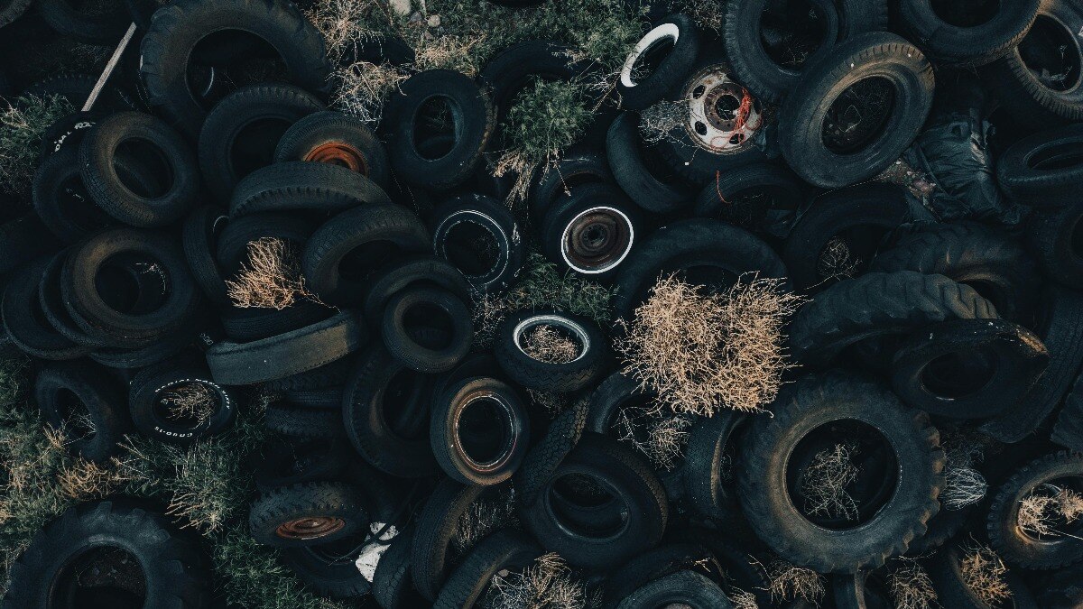 धीरे-धीरे इन टायरों को हटाया जा रहा है और उन्हें रीसायकल करने की कोशिश की जा रही है. ( Photo: Pexels)
