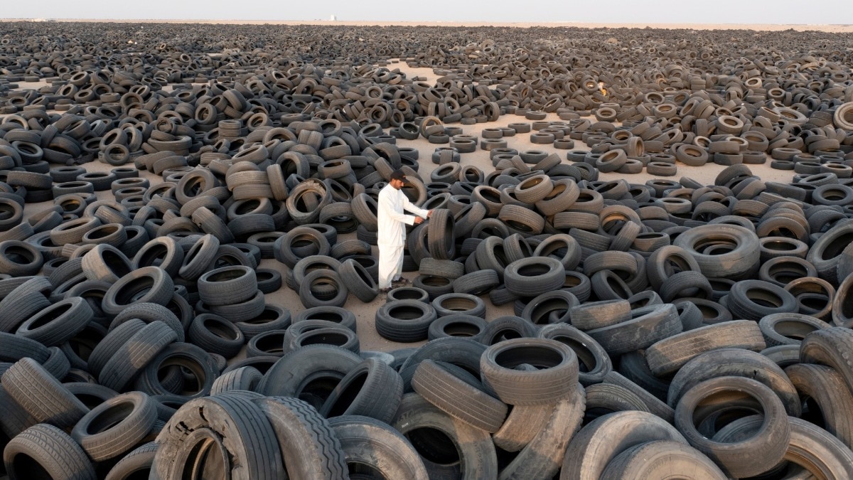 धीरे-धीरे इन टायरों को हटाया जा रहा है और उन्हें रीसायकल करने की कोशिश की जा रही है. ( Photo: Reuters)