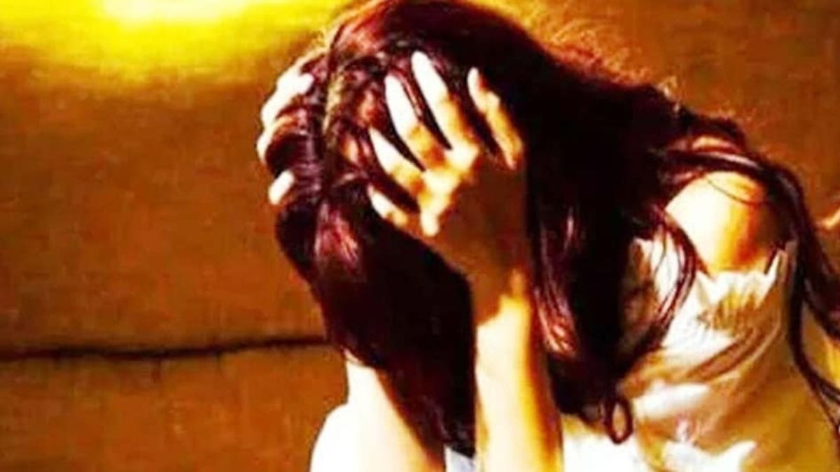 आरोपी दे रहा वीडियो वायरल करने की धमकी. (Photo: Representational)