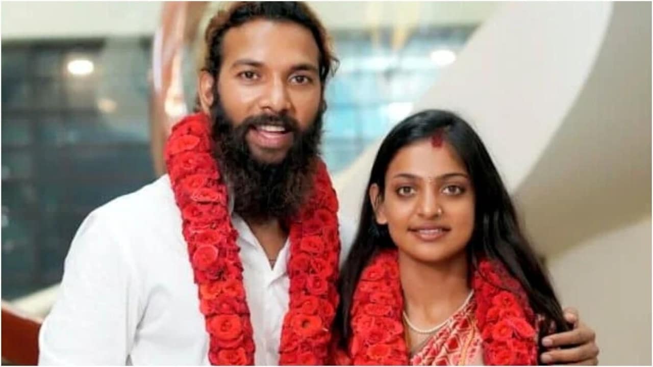 क्या मोनालिसा ने अपनी उम्र छिपाई? सवालों के बाद जांच के घेरे में वायरल गर्ल