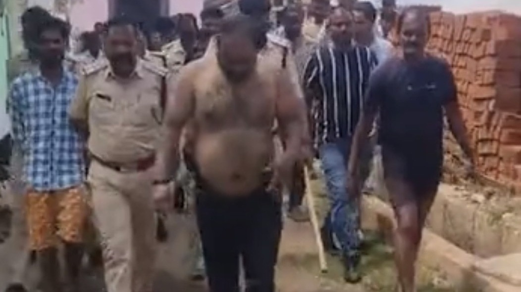 आरपीएफ ने शातिर चोर को पकड़ा (Photo: Ravish Pal Singh/ITG)