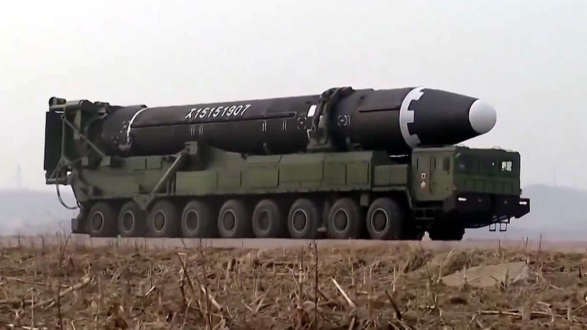 ठीक इसी तरह की दिखती नॉर्थ कोरिया की वो मिसाइल जिसमें क्लस्टर वॉरहेड लगाने का दावा किया गया है. (Screengrab: KCNA)
