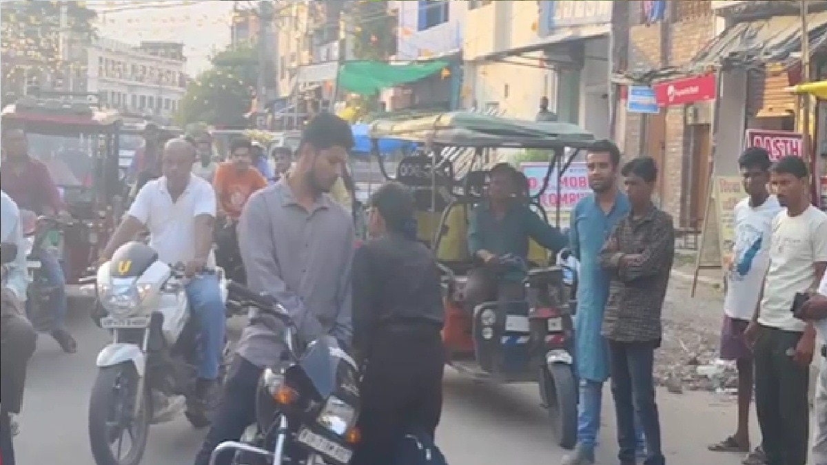 बीच चौराहे पर लड़की से जोर जबरदस्ती (Photo: itg)