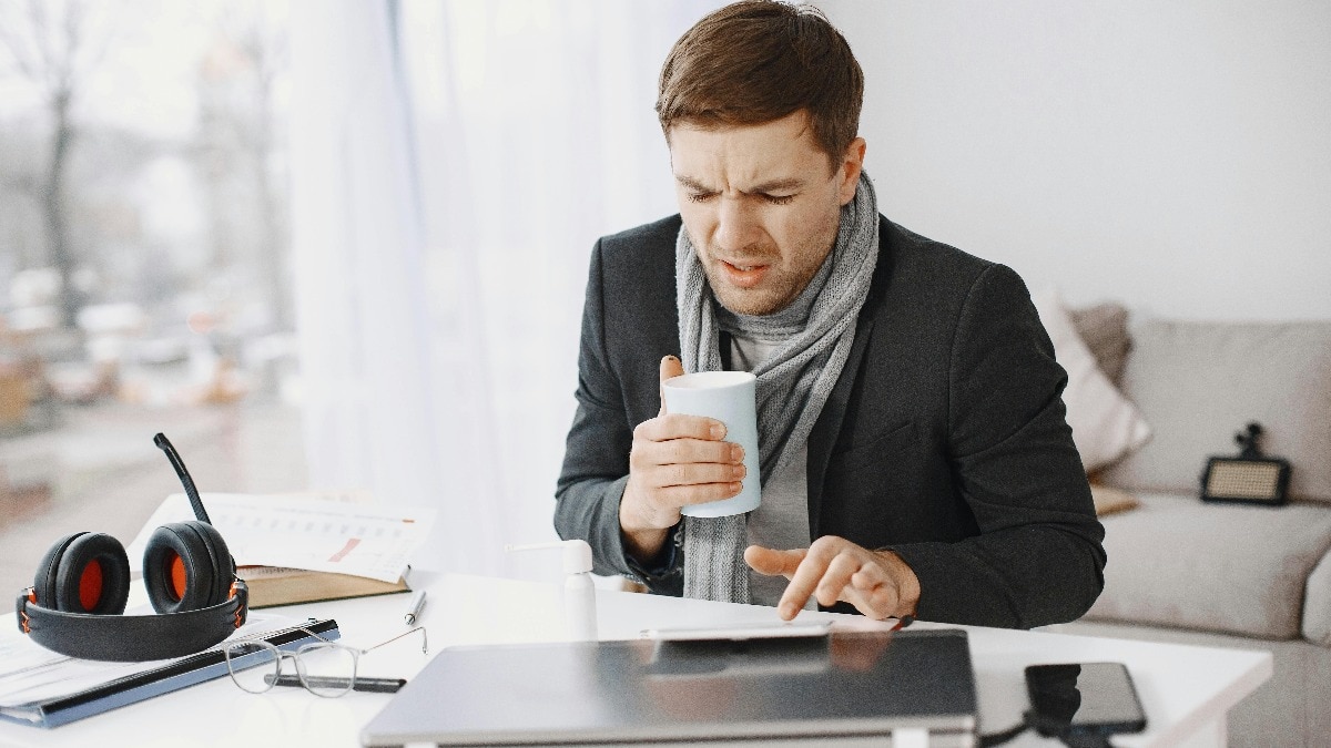 क्या कर्मचारी को बीमार होने पर छुट्टी मांगनी चाहिए या सिर्फ इंफॉर्म करना चाहिए? ( Photo: Pexels)