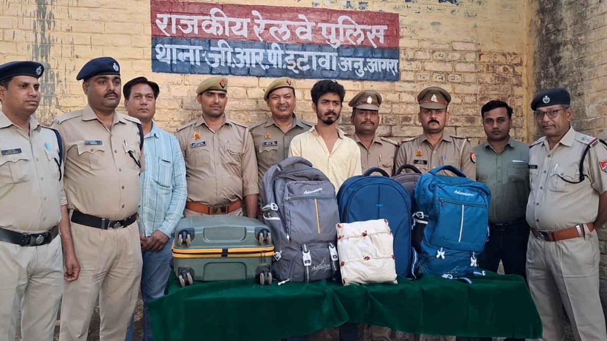 Etawah GRP arrests the accused. (Photo: ITG)