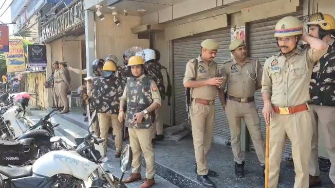 मेरठ बंद: सेंट्रल मार्केट में सीलिंग के खिलाफ सड़कों पर उतरे व्यापारी, जरूरी सेवाओं को छोड़ थम गया शहर