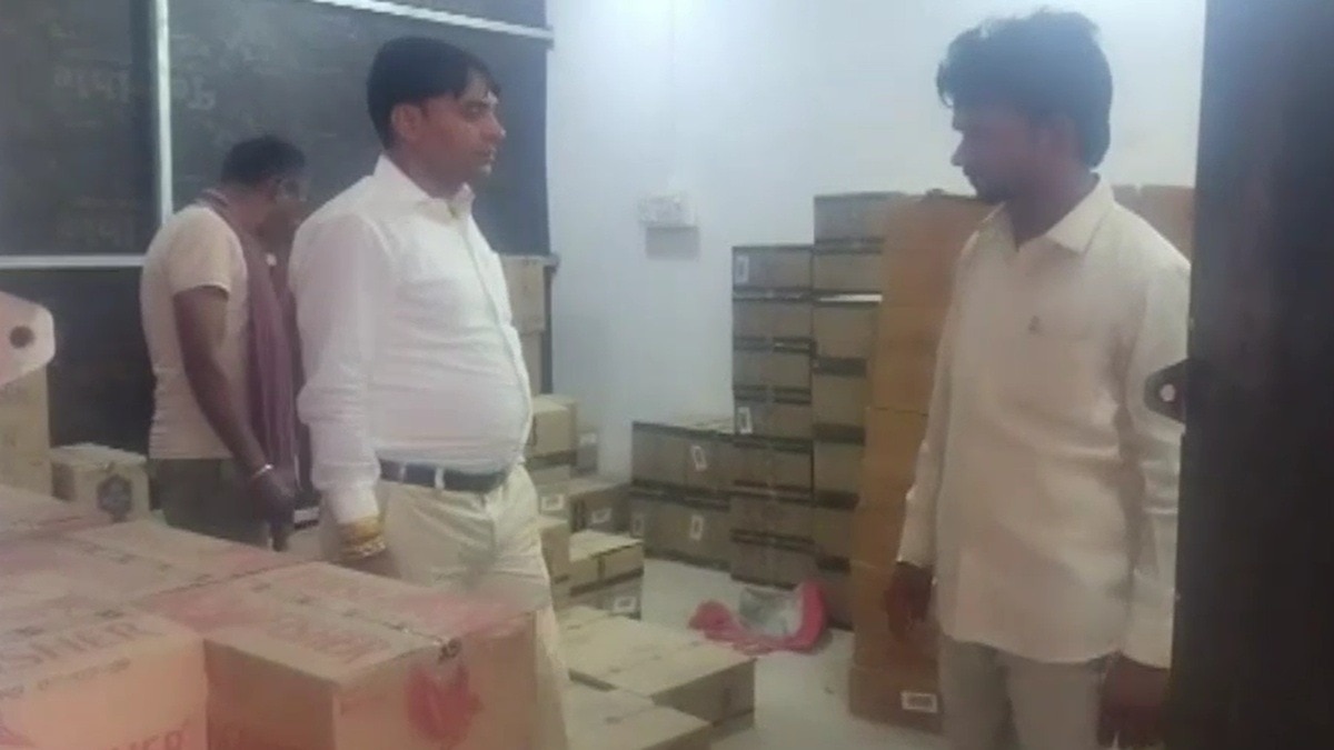 लाखों की ब्रांडेड शराब चोरी (Photo: Screengrab)