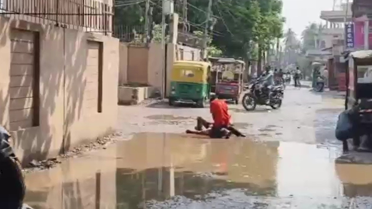 बीच सड़क गला काटकर हत्या (Photo: Screengrab)