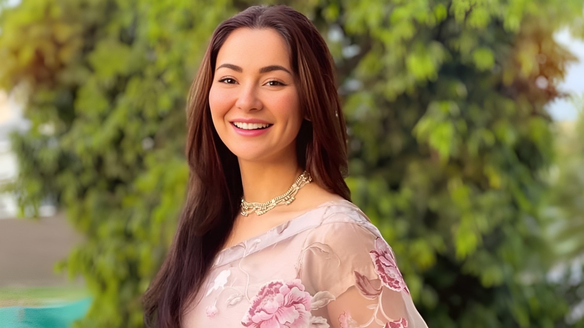 Hania aamir dances on indian music in wedding