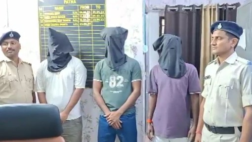  11 मोबाइल और एक लैपटॉप बरामद.(Photo: Screengrab)