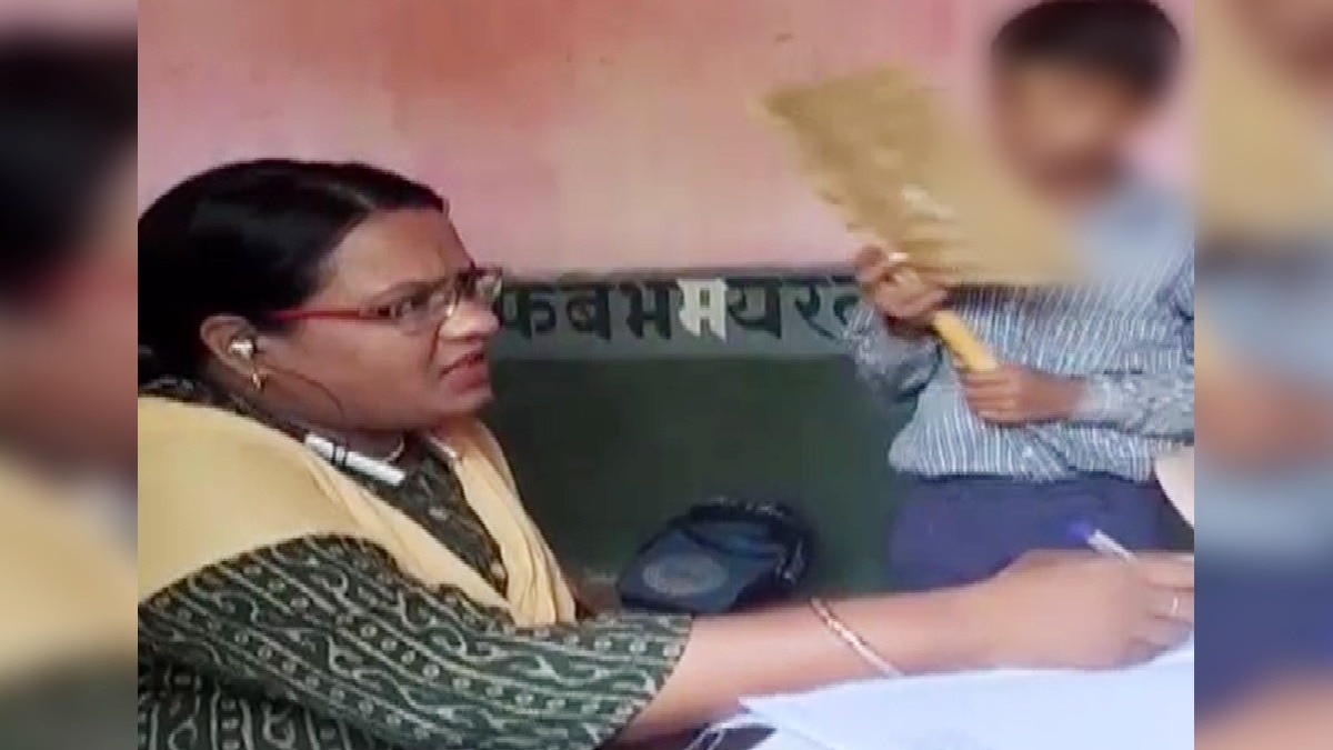 कान में ईयरफोन और हाथ में मोबाइल, मासूम छात्र से मैडम बोलीं- पंखा करो