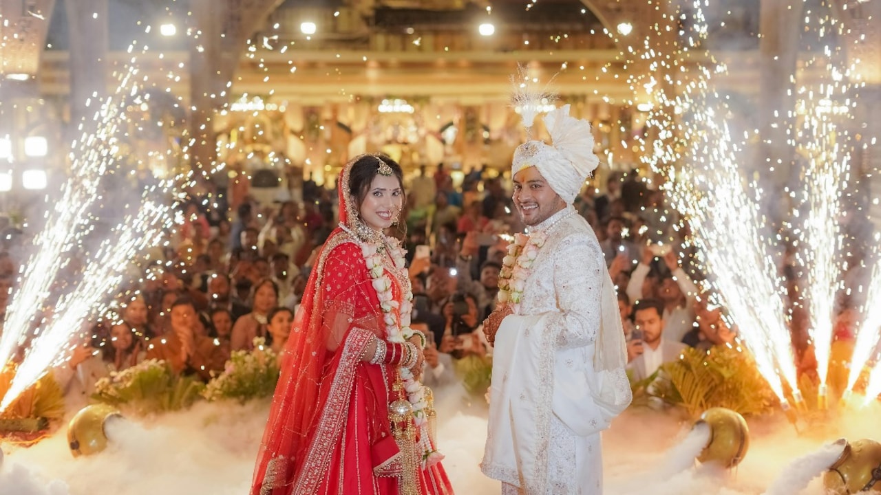 शादी के दिन भी काम करता दिखा कर्मचारी, लोग बोले- ये समर्पण नहीं, दबाव है