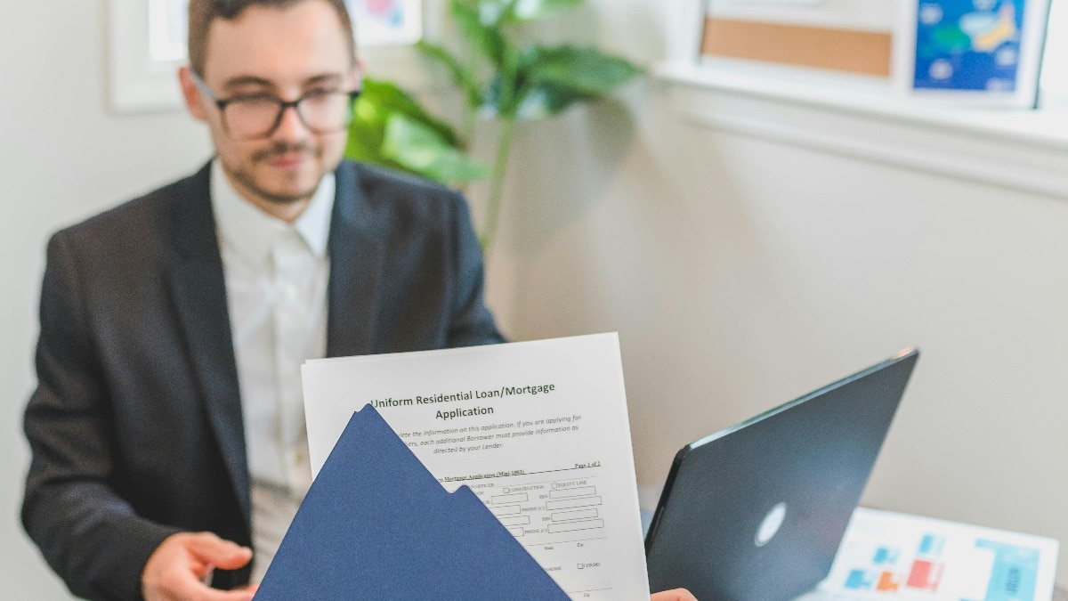 लोन की EMI नहीं दे पा रहे हैं? घबराएं नहीं, बैंक नहीं ले सकता ये एक्शन