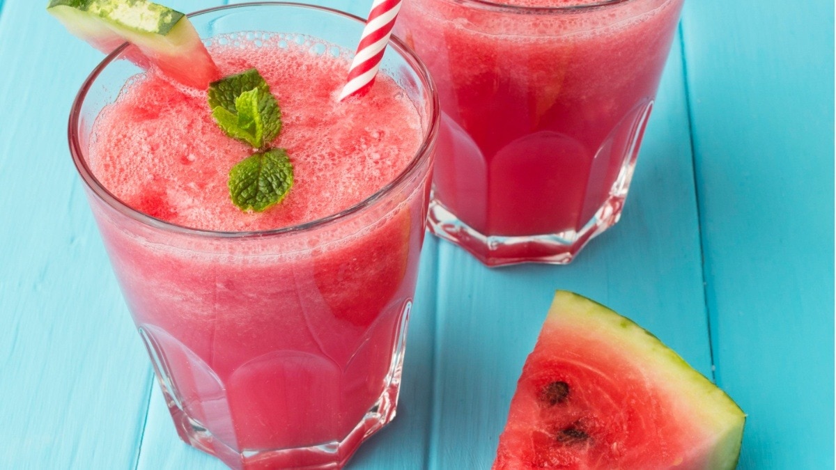 गर्मी ने कर दिया परेशान, झटपट बनाकर पिएं तरबूज का ठंडा-ठंडा शरबत