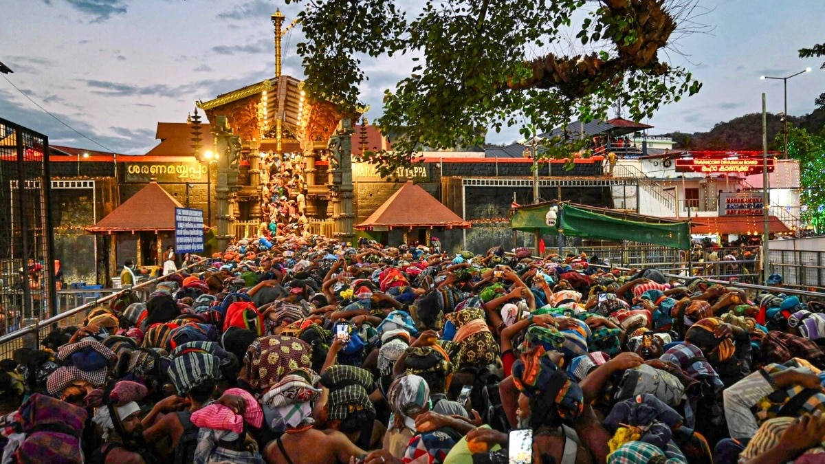 सबरीमाला मंदिर में महिलाओं के प्रवेश पर रोक का मामला (Photo: PTI)
