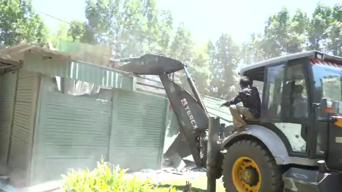 भोपाल में फिर गरजा बुलडोजर! बड़े तालाब के 50 मीटर दायरे में अवैध निर्माण जमींदोज