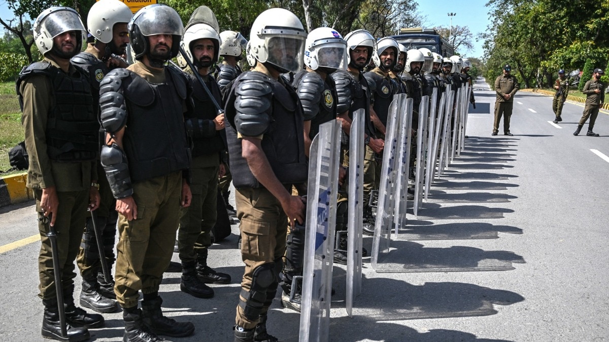 इस्लामाबाद में ईरान वार्ता से पहले तैनात सुरक्षाकर्मी. (Photo: AFP)
