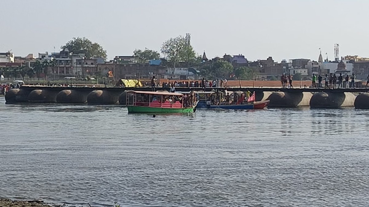 In Vrindavan, a steamer full of tourists collided with a pontoon bridge and capsized in the Yamuna river, killing 10 people