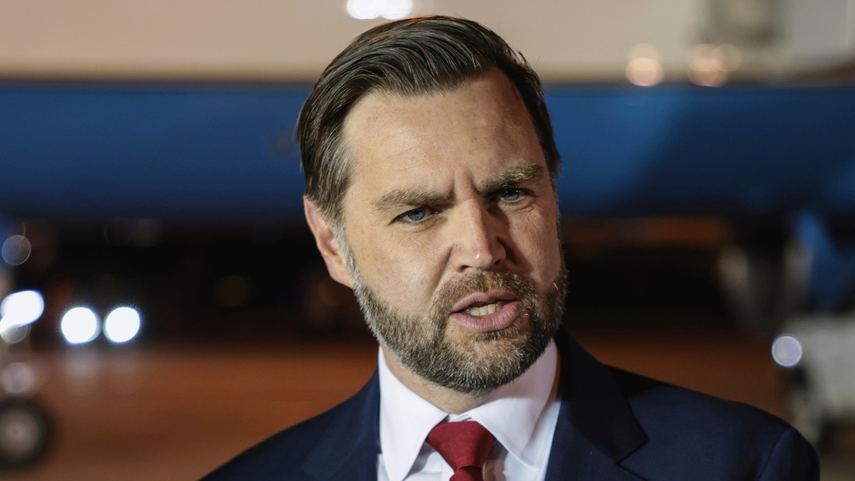 ईरान को चेतावनी देते हुए बातचीत के लिए इस्लामाबाद के लिए रवाना हुए US के उपराष्ट्रपति जेडी वेंस (Photo: AP)