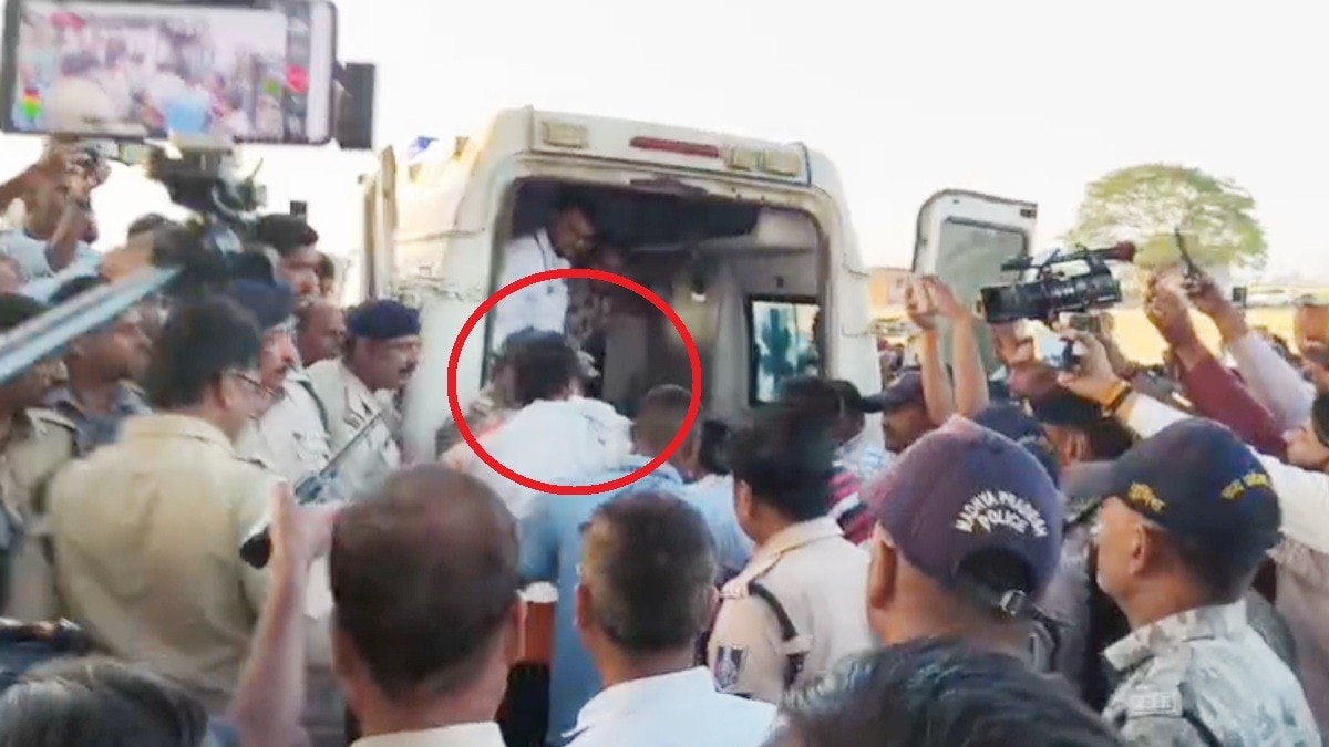 बोरवेल से निकले बच्चे को एंबुलेंस में ले जाया गया अस्पताल.(Photo:Screengrab)