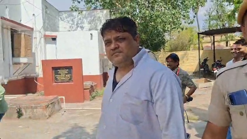 आरोपी 43 हजार रुपये का इनामी था.(Photo: Umesh Mishra/ITG)