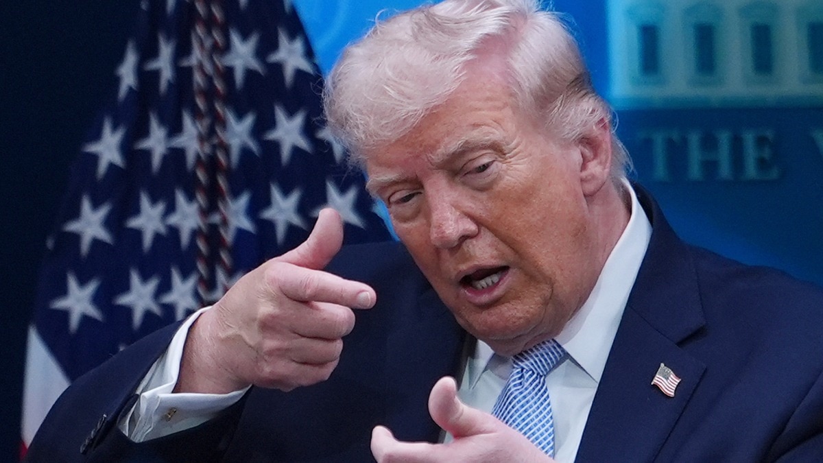 अमेरिका के राष्ट्रपति डोनाल्ड ट्रंप ने कहा कि डील नहीं तो ईरान पर फिर बरसेंगे अमेरिकी हथियार (Photo: AP)