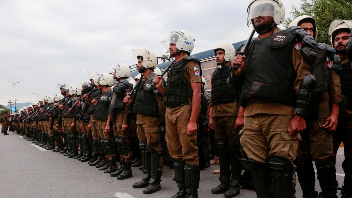 रेड जोन की ओर जाने वाले रास्तों पर कड़ा पहरा (Photo: Reuters)