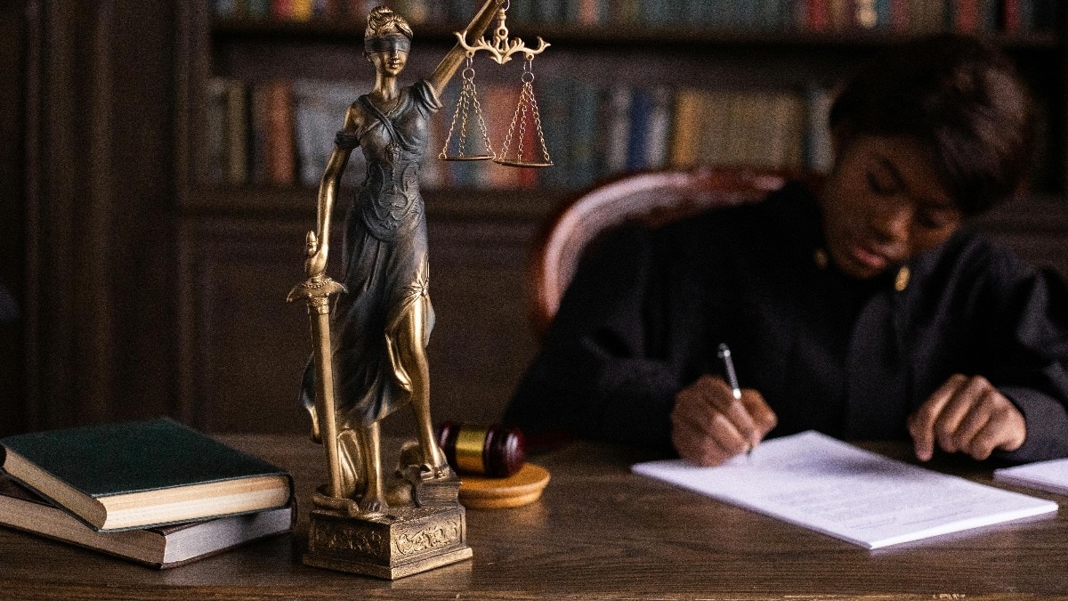 इस घटना ने यह सवाल खड़ा कर दिया है कि क्या चुनावी दबाव के चलते न्यायिक कामकाज प्रभावित हो सकता है. (Photo: Pexels)