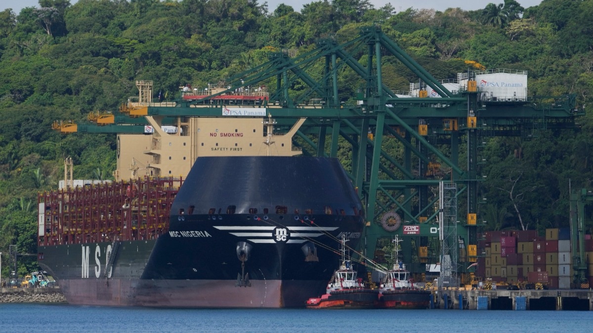 स्वेज और पनामा से गुजरने पर कितना देना पड़ता है टोल?