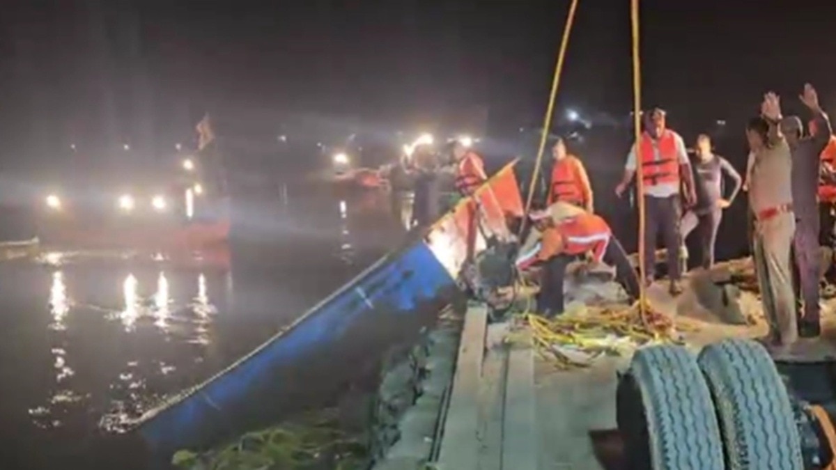 घंटों बाद दलदल में फंसी मिली वृंदावन में डूबी बोट, 5 लोग अब भी लापता