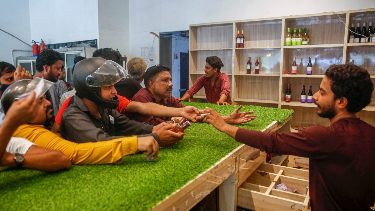 ठेके पर ठेला-ठेली, गायब पसंदीदा ब्रांड... दिल्ली में तमीज से नहीं खरीद सकते शराब!