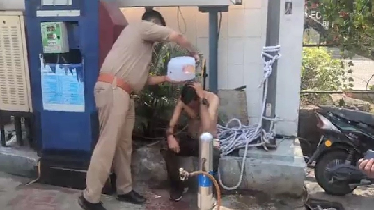 शख्स ने की खुद को जिंदा जलाने की कोशिश (Photo: itg)