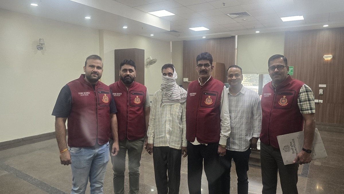 पुलिस गिरफ्त में हत्या का आरोपी, जो 35 सालों से फरार था. (Photo: Himanshu Mishra/ITG)